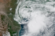 Tormenta Arthur amenaza Texas: advierten inundaciones “que ponen en riesgo la vida” de millones