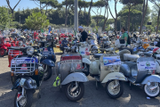 Miles celebran 80 años de Vespa en multitudinario desfile en Roma