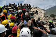 Venezuela sigue buscando sobrevivientes tras terremotos que dejan cerca de 2.000 muertos