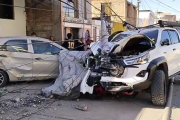 Camioneta choca contra poste y vehículo estacionado en Arequipa