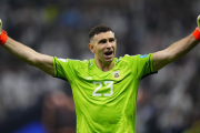 Emiliano Martínez agranda su leyenda en los Mundiales con Argentina
