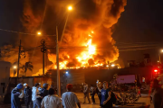 Voraz incendio consume fábrica de cosméticos y alarma a vecinos de Los Olivos