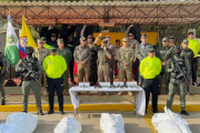 Presidente de Colombia exhibe cadáveres de cuatro abatidos durante operativo policial