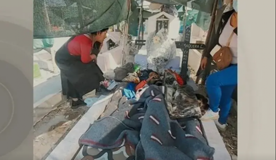 Anciano vive sobre la tumba de su esposa en Arequipa: piden ayuda ...