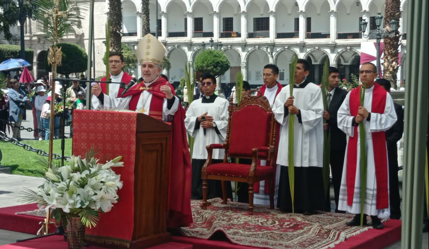 Domingo de Ramos: Arzobispo de Arequipa presidió multitudinaria celebración en la Plaza de Armas