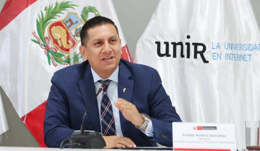 Ministro de Trabajo enfrenta denuncia por presuntos documentos falsos